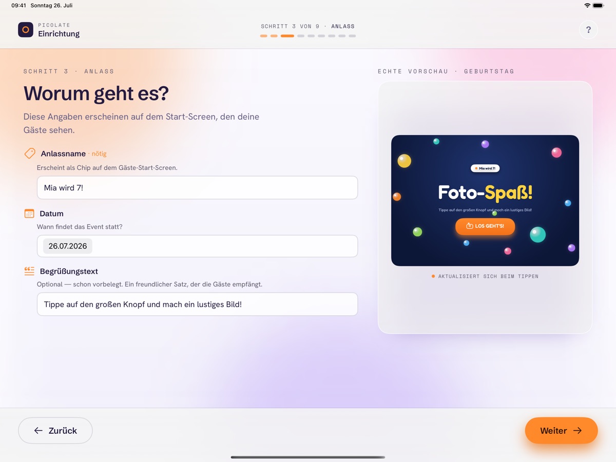 Event-Assistent, Schritt „Anlass“: Eingabe von Anlassname, Datum und Begrüßung — rechts die Live-Vorschau des Start-Screens
