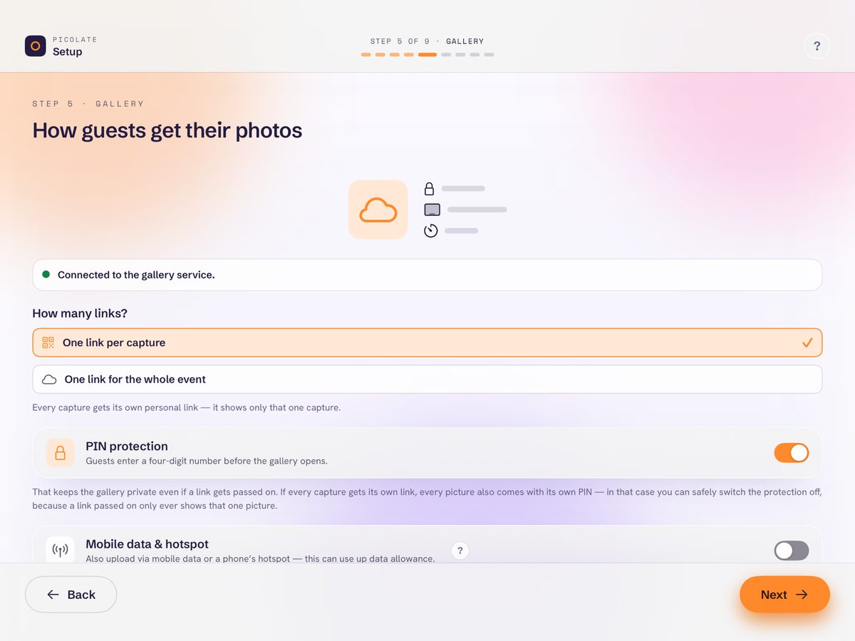 Event assistant, step 5 of 9, “Gallery”: choice between one link per capture and one link for the whole event, along with the “PIN protection” and “Mobile data & hotspot” switches