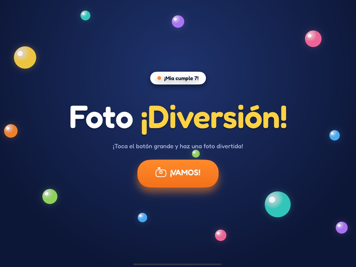 Pantalla de reposo en el diseño «Cumpleaños»: «¡Foto-fiesta!» con el nombre del evento y un gran botón «¡Vamos!»
