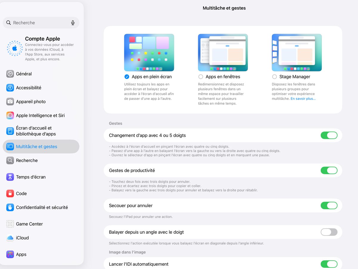 Réglages de l’iPad, section « Multitâche et gestes » : l’option « Apps en plein écran » est sélectionnée, à côté de « Apps en fenêtres » et « Stage Manager »